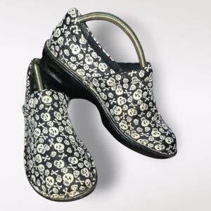 BOC Peggy Clogs in Skull and Crossbones Fabric Print, Size 7